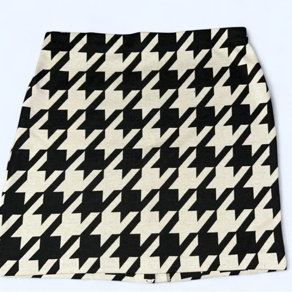 Worthington Black and Cream Houndstooth Mini Skirt